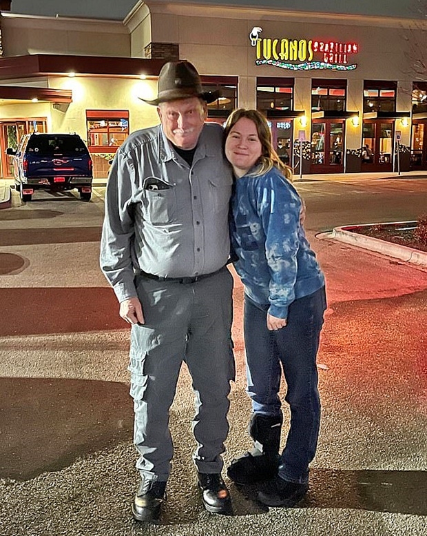 스티븐스(오른쪽)는 “수소문 끝에 할아버지와 연락이 닿았고, 함께 맛있는 저녁을 먹었다. 할아버지는 내게 줄 선물을 준비해올 정도로 다정했다”고 밝혔다.