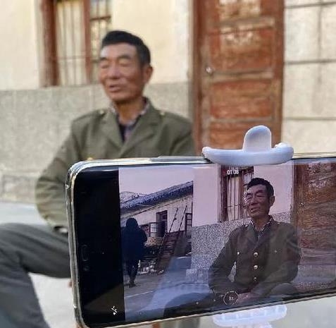 인터넷 생방송으로 사건에 대해 설명하는 장 씨.