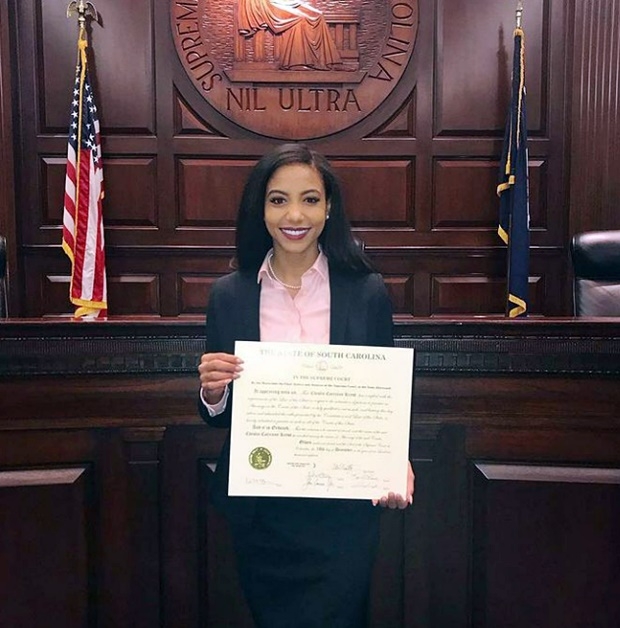 크리스트는 “몇 달 간 준비한 모의재판에서 나와 친구에게 돌아온 건 ‘다음에는 치마를 입으라’는 반응뿐이었다”며 일터의 유리천장을 꼬집기도 했다.