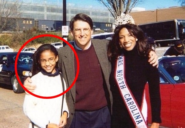 크리스트는 1991년 미국 미시간주에서 폴란드계 미국인 아버지와 아프리카계 미국인 어머니 사이에서 태어났다. 어머니 영향을 받아 10대 때부터 꾸준히 미인대회 문을 두드렸다. 그는 과거 언론에 “어릴 적 ‘미시즈 노스캐롤라이나’에 출전한 엄마가 마차를 타고 퍼레이드하는 걸 보면서 미인대회에 관심이 생겼다”고 설명한 바 있다.