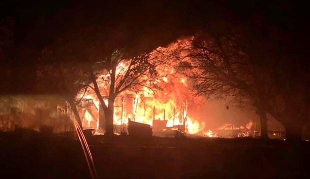 지난 15일, 미국 텍사스주 포트워스시 외곽 와이즈카운티의 작은 마을 앨보드에서 주택 화재가 발생했다./텍사스 디케이터 소방국 제공