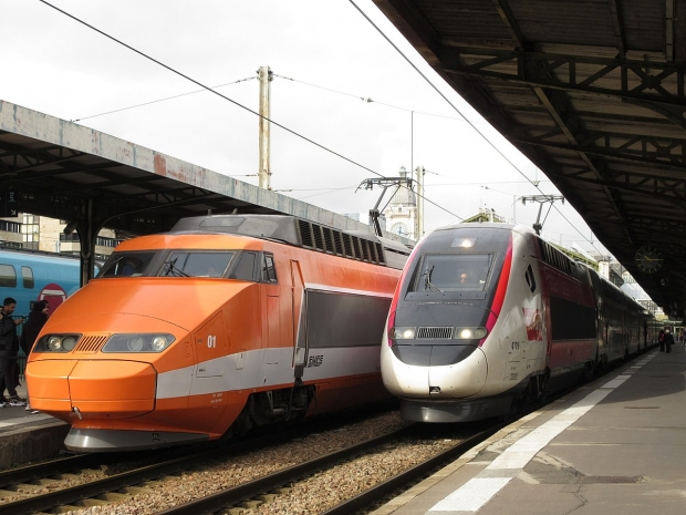 TGV Sud-Est(왼쪽)와 TGV 2N2 Lyria의 모습.(사진=S23725, CC BY-SA 4.0, via Wikimedia Commons)
