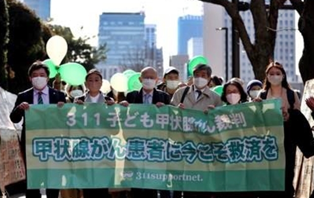 일본 후쿠시마 제1원전 사고 당시 주변 지역에 거주하던 청년 6명의 변호인과 후원인들이 지난달 27일 원전 운영사인 도쿄전력을 상대로 손해배상청구 소송을 제기하기 위해 도쿄지방법원으로 이동하고 있다./AFP 연합뉴스