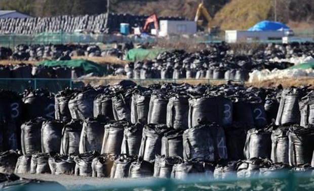 일본 후쿠시마현 도미오카마치의 귀환곤란 구역에 오염제거 작업으로 수거한 토양과 풀 등을 담은 커다란 검은 자루가 임시 보관소에 쌓여 있다. 2021.3.7/연합뉴스