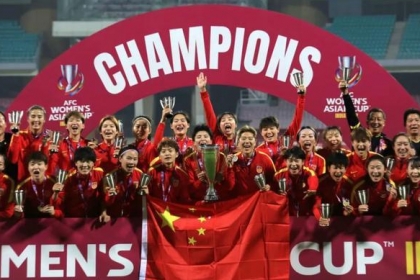 thumbnail - 한국 누른 中 여자축구팀 ‘금의환향’...역대급 포상금 후원 쏟아져