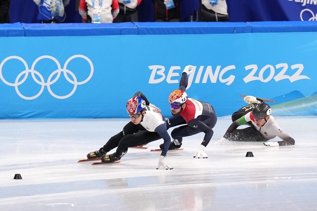 한국 대표팀은 아예 결승에조차 진출하지 못했다. 같은 날 열린 쇼트트랙 남자 1000m 준결승에서 한국 남자 쇼트트랙 간판 황대헌(강원도청, 사진)과 이준서(한국체대)는 조 1위, 2위로 결승선을 통과하고도 실격당했다. 둘 다 레인 변경 시 반칙을 했다는 게 실격 이유였으며, 그 덕에 조 3위였던 중국 선수들이 결승에 진출했다./UPI 연합뉴스