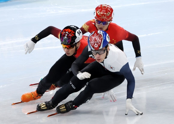 한국 쇼트트랙 대표팀 황대헌이 2022 베이징 동계올림픽 쇼트트랙 남자 1000m 준결승 1조 경기에서 심판의 석연치 않은 판정으로 실격 처리 됐다. 2022.02.08 연합뉴스