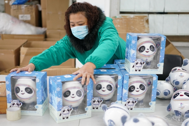 중국을 상징하는 판다가 얼음으로 만든 보호복을 입은 모습인 빙둔둔은 현재 중국에서 없어서 못 팔 정도다. 주요 상품은 1인당 1개만 구매하도록 제한돼 있다.(사진=신화 연합뉴스)