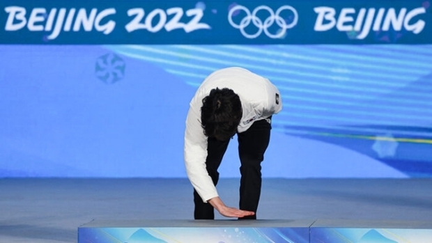 2022 베이징 동계올림픽 스피드스케이팅 남자 500m에서 2위로 은메달을 획득한 차민규가 12일 오후 중국 베이징 메달플라자에서 열린 메달수여식에서 이름이 호명된 뒤 시상에 올라가기 전 시상대 바닥을 손으로 쓸고 있다. 2022.2.13 연합뉴스