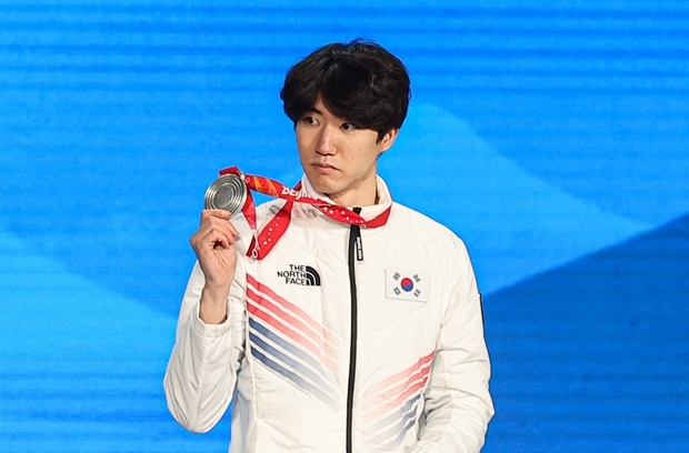 2022 베이징 동계올림픽 스피드스케이팅 남자 500m에서 2위를 차지한 한국의 차민규가 11일 오후 중국 베이징 메달플라자에서 열린 메달 수여식에서 은메달을 수여받은 뒤 메달을 들어 보이고 있다. 2022.2.12 연합뉴스