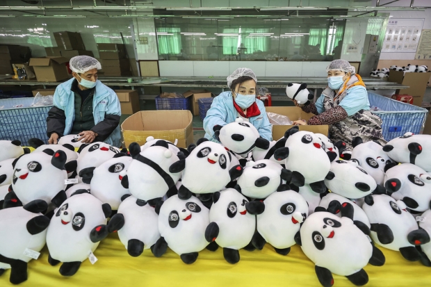베이징 동계올림픽 마스코트인 빙둔둔을 만들고 있는 현지 공장의 모습.(사진=AP 연합뉴스)