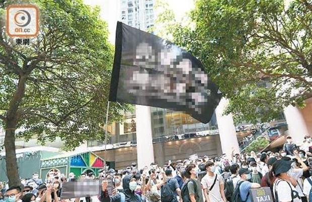 시대혁명이라는 문구가 적힌 깃발을 모자이크 처리한 채 보도한 중국 매체.