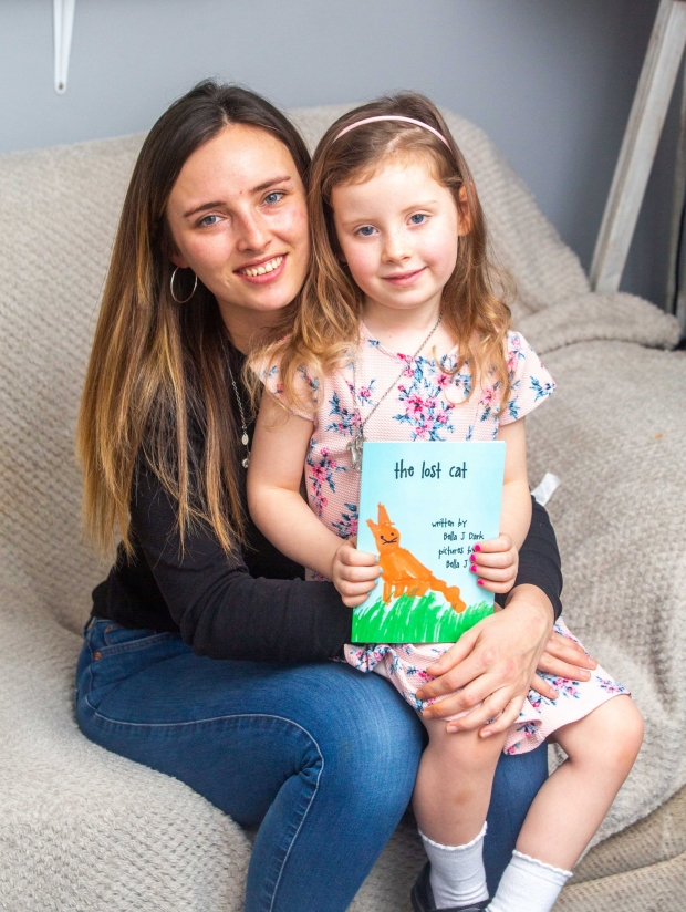 첼시 사임(27)과 그의 둘째 딸 벨라제이 다크(5)의 모습.