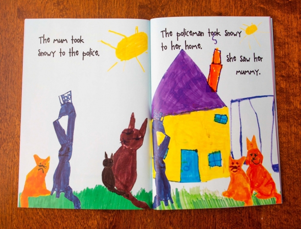 벨라제이의 책은 ‘로스트 캣’(잃어버린 고양이)이라는 제목의 동화로, 새끼 고양이 한 마리가 어미 고양이 몰래 모험을 떠났다가 길을 잃어 교훈을 얻게 된다는 얘기를 담았다. 책 속 삽화도 벨라제이가 그렸다.