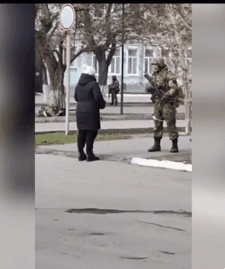 영상] “여기서 뭐하는 짓이야!” 러 군인에 맨손으로 맞선 우크라 여성