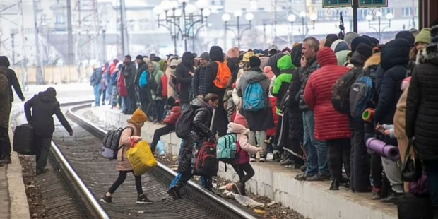 우크라이나 서부 리비우에서 폴란드로 향하는 기차를 기다리는 우크라이나 피난민들 사진=데일리메일