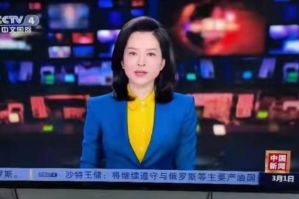 thumbnail - [여기는 중국] 中 아나운서 의상 ‘뭐지’?…우크라 국기 연상 옷차림 논란