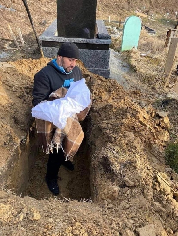 타지크족 아기 아미르는 우크라이나 제2의 도시 하르키우에서 태어났다. 러시아군 폭격으로 도시가 쑥대밭이 되자 부모는 아기를 품에 안고 지하 벙커로 몸을 숨겼다.