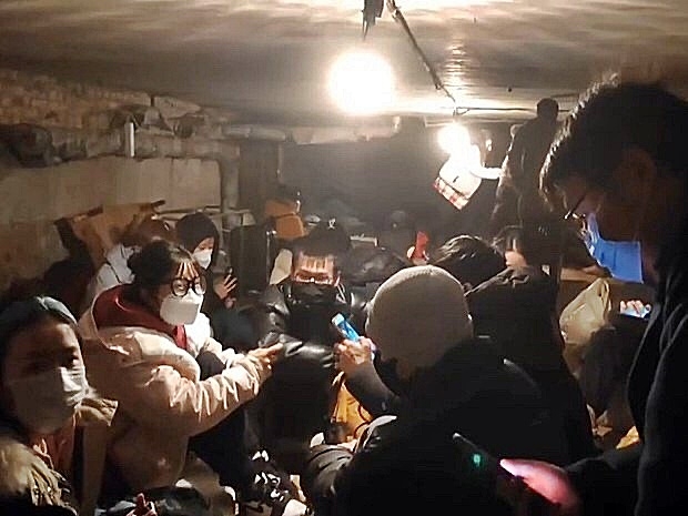 우크라이나 지하 벙커로 피신한 중국인 유학생들./출처=트위터