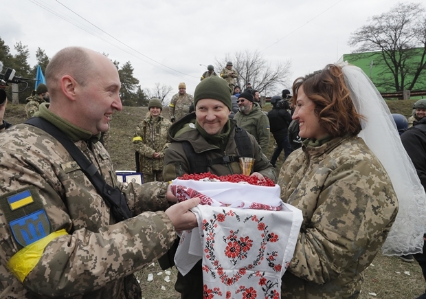전우들은 연인을 위해 조촐한 피로연을 마련했고, 현지 유명 음악가 타라스 콤파니첸코는 군복을 입은 채 전통악기 리라를 연주했다./EPA연합뉴스