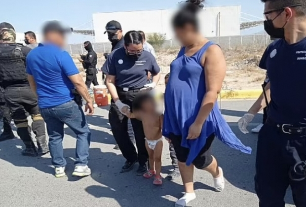 밀입국 브로커가 버리고 도주한 트럭에서는 임신부를 포함해 니카라과, 온두라스, 과테말라, 쿠바 출신의 이민자 100여 명(사진)이 실려 있었다. 이중 니카라과 국적의 임산부와 태아는 결국 목숨을 잃었다. 사진=INM