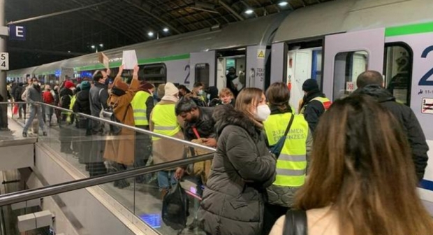 러시아의 우크라이나 침공 이후 국경선을 넘어 이주한 난민들의 모습. 출처 웨이보