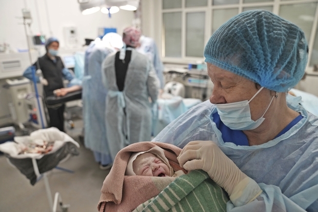 이름이 알려지지 않은 산모는 건강한 딸을 품에 안았다. 딸 이름은 ‘알라나’로 지었다. 2022.03.13 AP 연합뉴스