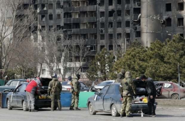 러시아가 우크라이나 마리우폴 함락을 코앞에 둔 가운데, 마리우폴 주민들이 대피하고 있다. 사진=로이터 연합뉴스