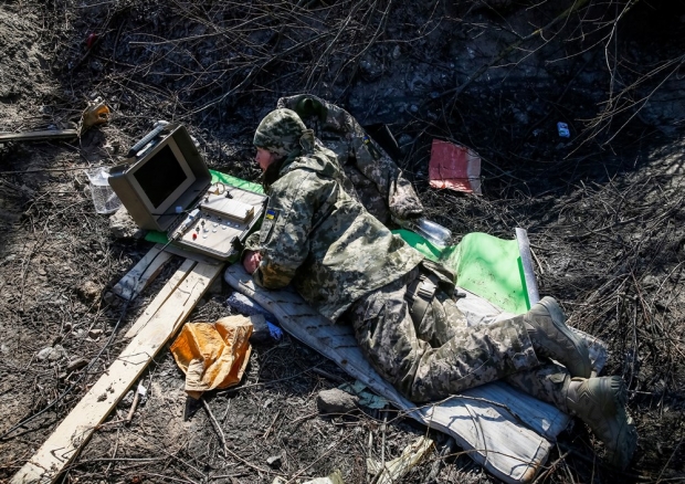 매복해 대전차무기를 가동 중인 타티아나 초르노볼(42)의 모습. 사진=로이터 연합뉴스