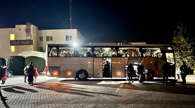 이후 골라타는 본격적인 난민 수송에 들어갔다. 48인승 버스를 몰고 국경으로 가 난민을 싣고 다시 호텔로 돌아오는 왕복 1200km 여정을 하루 16시간씩 반복했다. 특히 최악의 폭력사태가 빚어진 우크라이나 동부 지역 난민 구조에 초점을 맞췄다. 지금까지 골라타가 호텔로 실어나른 난민은 149명에 달한다.