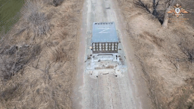 도네츠크인민공화국(DPR)가 공개한 영상에는 러시아군이 TOS-1A를 사용, 마리우폴 쪽으로 진공폭탄 수십 발을 발사하는 장면이 담겨 있었다.