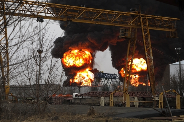 1일(현지시간) 우크라이나와 접경한 러시아 서남부 벨고로드주에 있는 러시아 국영 석유기업 로스네프트의 석유저장시설에서 화염이 치솟고 있다. 벨고로드주는 이날 새벽 우크라이나 군용 헬기 2대가 영공을 침범, 공습을 가했다고 주장했다. 2022.04.01 타스통신 연합뉴스
