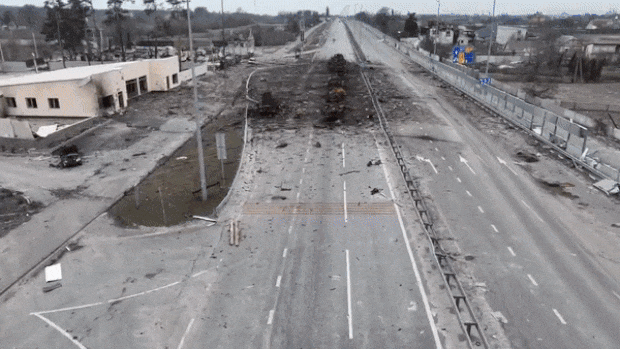 키이우와 서남쪽 주요 도시를 잇는 E40 고속도로는 러시아군 탱크의 무덤이 돼 있었다. 블루사우론은 “키이우에서 러시아군 행렬이 흔적도 없이 사라졌다”며 드론으로 촬영한 영상을 첨부했다.