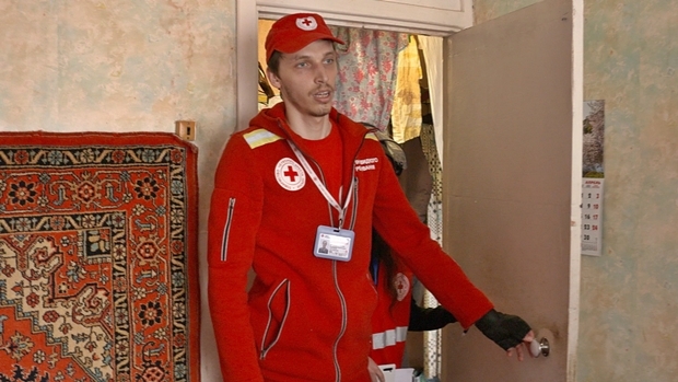 하르키우적십자사는 “용감한 자원봉사자 페트렌코가 다친 여성을 도왔다. 심한 포격도 그의 임무 수행을 막지 못했다. 그 덕에 부상자는 살았고 현재 회복 중이다”라고 설명했다.