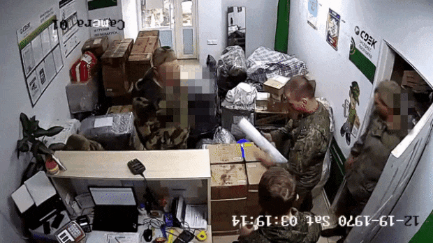 이달 초 벨라루스 한 독립 언론은 현지 우체국에서 약탈품을 택배로 부치는 러시아 군인들의 모습을 공개한 바 있다. 2일 벨라루스 마지르시 우체국 폐쇄회로(CC)TV에 포착된 군인들은 50~450㎏에 달하는 소포를 고향으로 보냈다. 총 무게는 2000㎏이 넘었다.