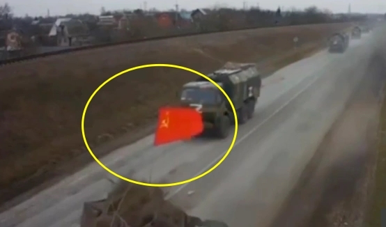 우크라이나에서 붉은 깃발을 달고 달리는 러시아군 전차