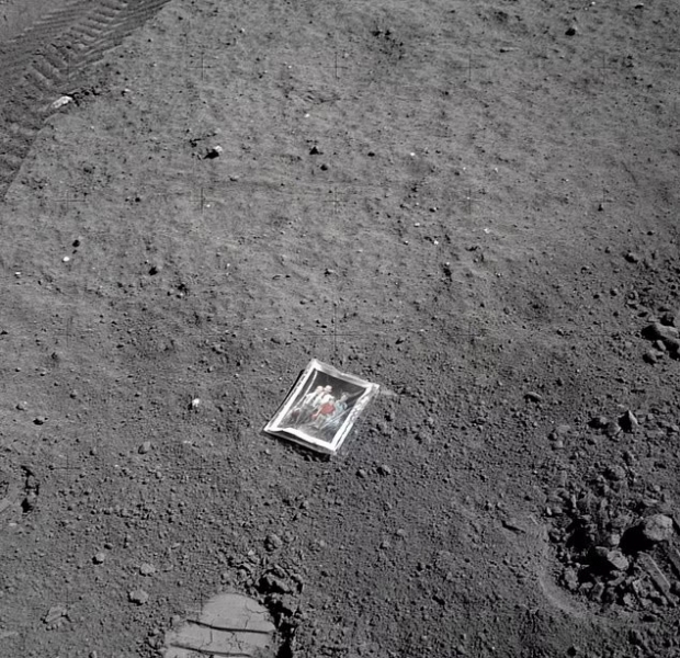 월면 위에 두고 온 듀크의 가족사진. 원본 필름을 리마스터한 사진. / NASA
