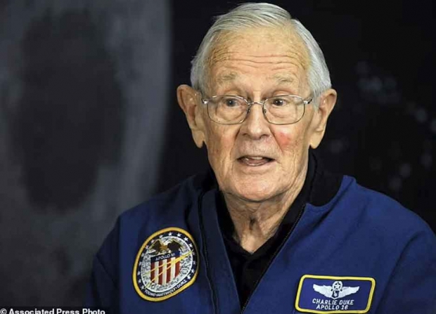 은퇴한 NASA 우주비행사 찰리 듀크(86)가 아폴로 16호 달 착륙 50주년을 기념해 이야기하고 있다. 캡슐은 NASA의 마샬 우주비행센터 근처에 있는 우주로켓센터에 보관되어 있다.NASA 