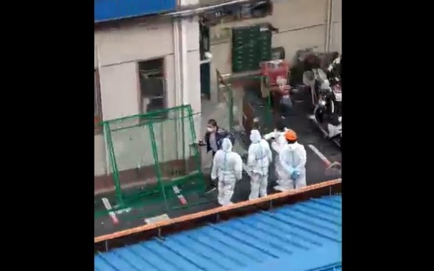 상하이의 한 거주지에서 남성이 “우리는 범죄자가 아닌 시민이다”라며 방역 요원들이 설치한 펜스를 부수고 있다.