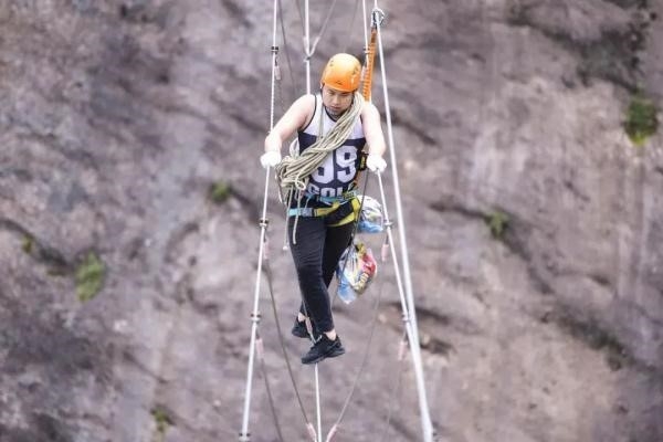 세계에서 가장 불편한 편의점의 모습, 직원이 온 몸에 과자와 생수 등을 묶고 출근하는 모습 등 출처: 중국 중앙방송(CCTV) 방송본 캡쳐
