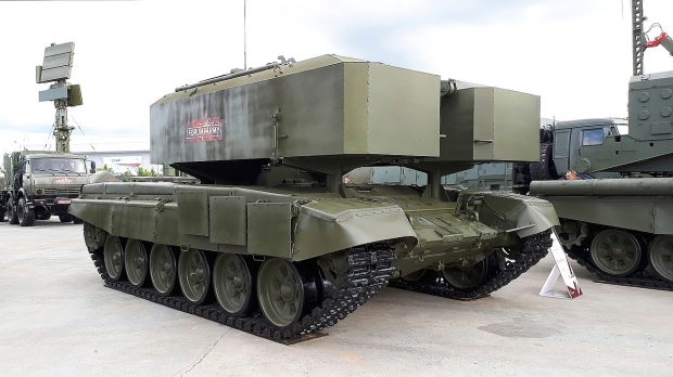 TZM-T는 다연장 로켓 발사체계인 ‘TOS-1’의 재장전 차량이다. / 키릴 보리센코, CC BY-SA 4.0, via Wikimedia Commons