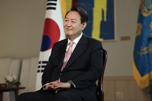 윤석열 대통령이 23일 오전 용산청사에서 미국 CNN방송과 인터뷰 하고 있다. 대통령실 제공