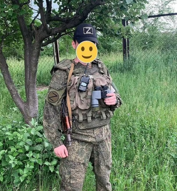 민간인이 크라우드펀딩으로 지원한 새 보급품을 든 러시아군인