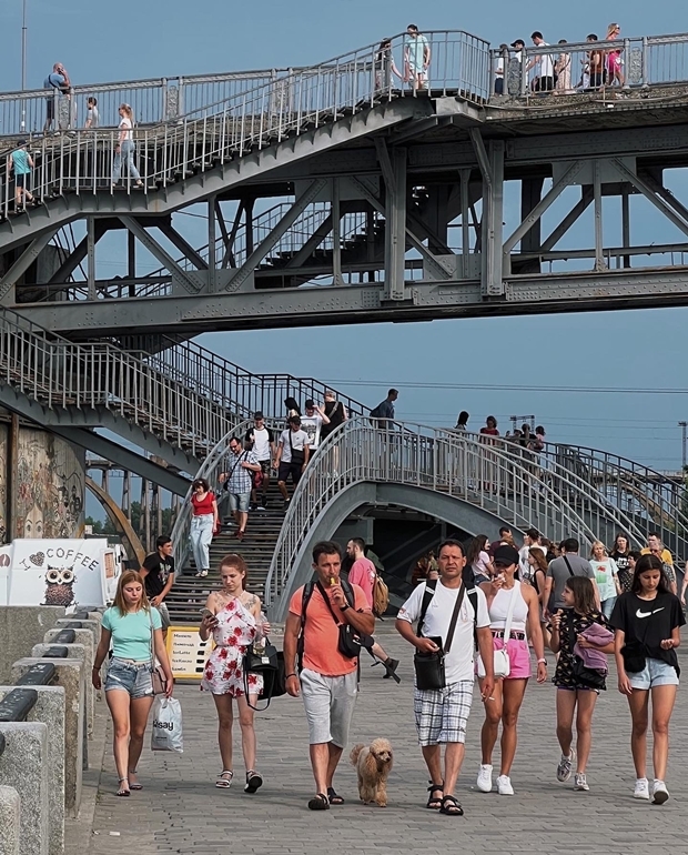 12일(현지시간) 우크라이나 수도 키이우 드니프로 강변이 나들이객으로 북적이고 있다. 사진은 키이우 현지 주민(@empty_box) 촬영.