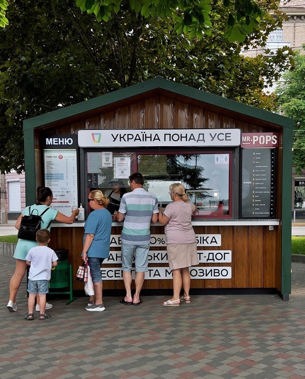 12일(현지시간) 우크라이나 수도 키이우 드니프로 강변이 나들이객으로 북적이고 있다. 사진은 키이우 현지 주민(@empty_box) 촬영.