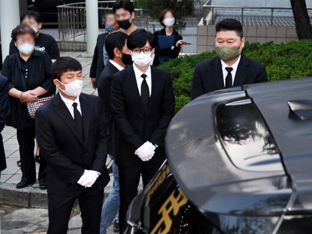 10일 서울대병원 장례식장에서 ‘국민 MC’ 고 송해(95)의 발인이 엄수되고 있다. 개그맨 강호동, 유재석, 조세호가 슬픔에 잠겨 있다. 공동취재사진 2022.06.10