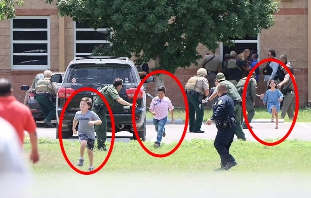 사건 당시 경찰 도움을 받아 아이들이 대피하는 모습