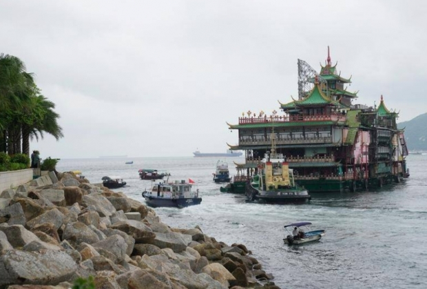 홍콩의 세계 최대 해상 식당 ‘점보’가 예인선에 끌려 이동하다 전복되기 직전의 모습.