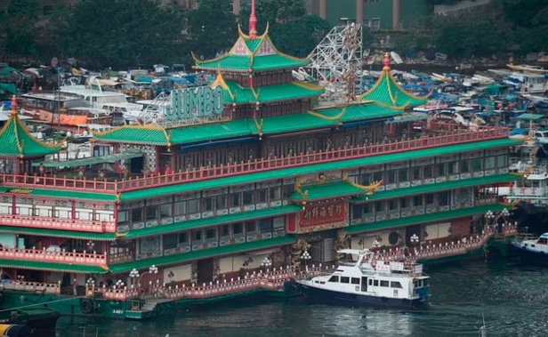 홍콩의 세계 최대 해상 식당 ‘점보’가 예인선에 끌려 이동되고 있다