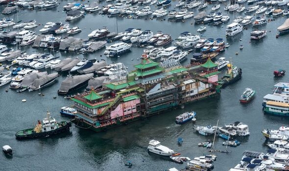 홍콩의 세계 최대 해상 식당 ‘점보’가 예인선에 끌려 이동되고 있다